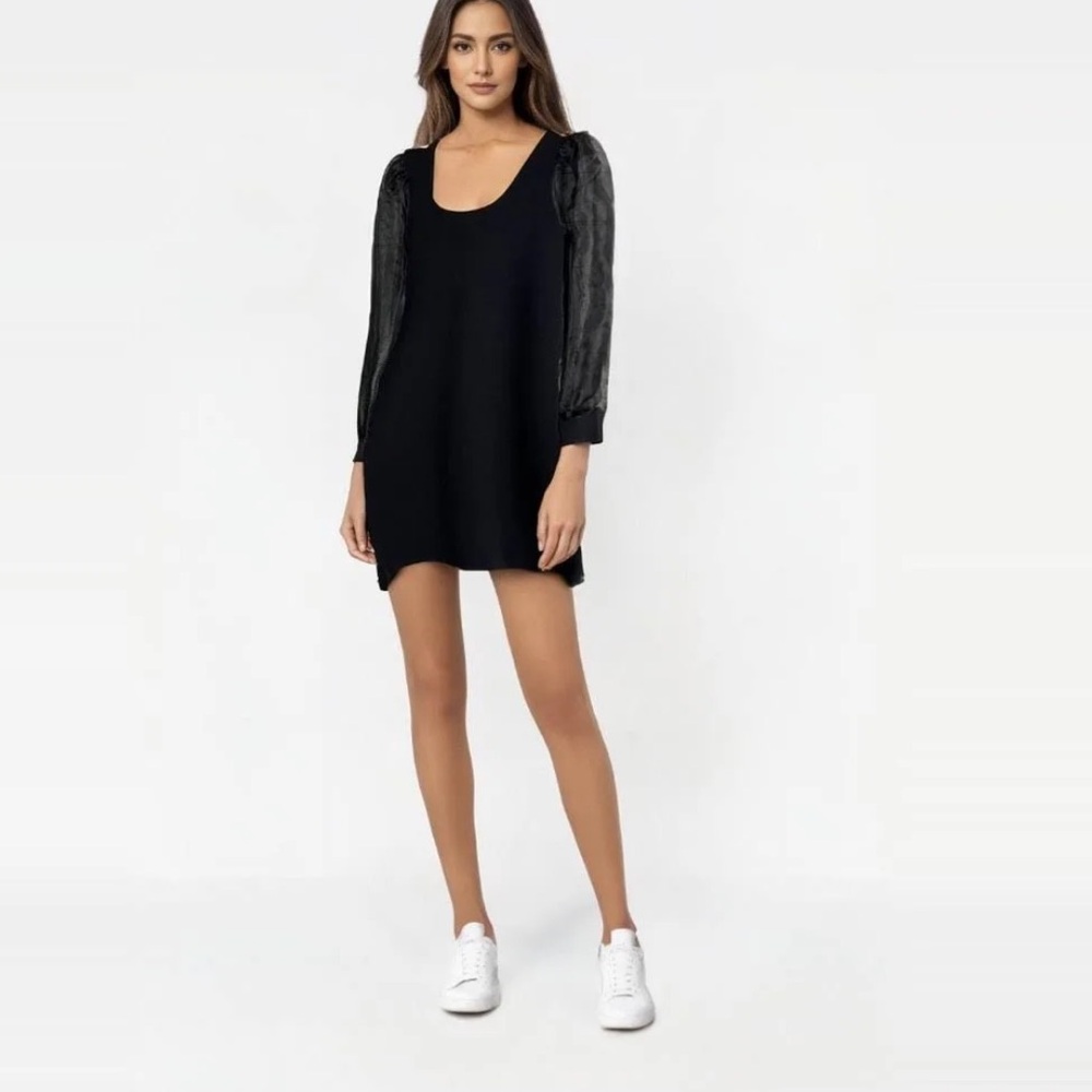 NWT House Of Harlow 1960 Black
Fitted Dress w/Sheer Sleeves Size XS